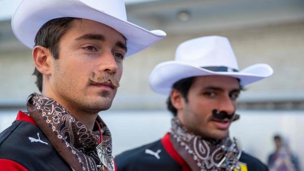 Die Ferrari-Piloten Charles Leclerc und Carlos Sainz präsentierten sich vor dem Grand-Prix in Austin (Texas) im Cowboy-Look