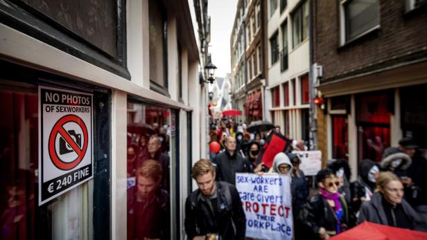 In Amsterdam haben am Donnerstag Hunderte Sexarbeiterinnen und Stadtbewohner gegen eine von der Stadtverwaltung geplante Verlegung des Rotlichtmilieus aus dem berühmten Innenstadtteil De Wallen in ein "Erotik-Zentrum" in einen Vorort Amsterdams protestiert.