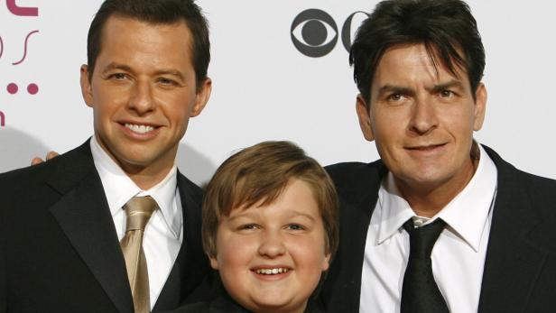 Jon Cryer, Angus T. Jones und Charlie Sheen posieren zusammen.