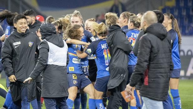 Jubel bei den SKN-Frauen nach dem Aufstieg in die Champions League