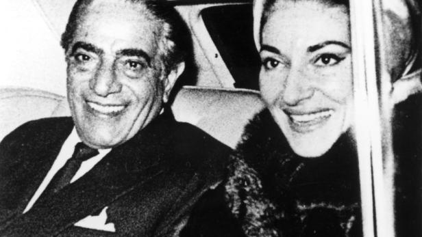 Maria Callas (li. und ob.) und ihre große Liebe Aristoteles Onassis