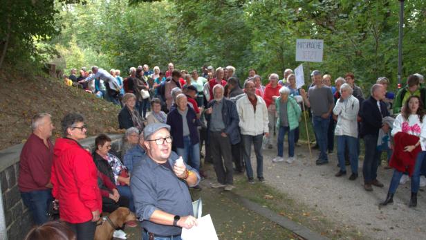 Claus Prigl geht seit 25 Jahren täglich den Jakobsbrunnenweg und organisierte eine Demo