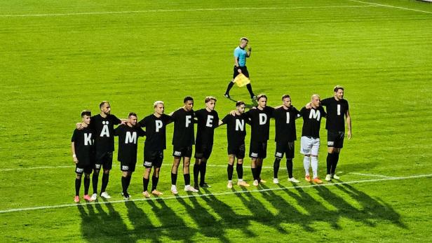 Elf Spieler des Wiener Sport-Club mit einer Botschaft an Kapitän Philip Dimov