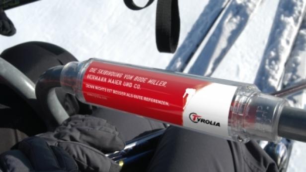 Ein TYROLIA Skibindungsprodukt wird beworben.