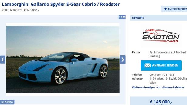 Ein hellblauer Lamborghini Gallardo Spyder steht auf einer asphaltierten Straße.