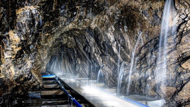 Wasser rinnt aus verschiedenen Stellen in einen Tunnel.