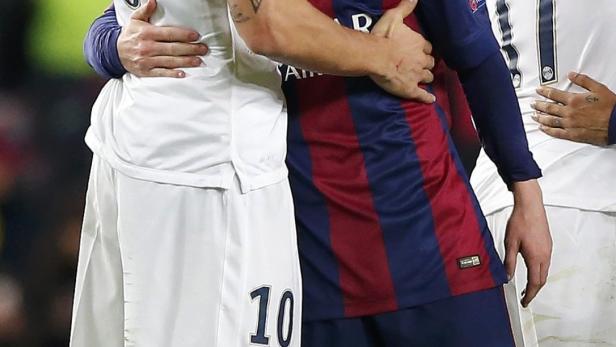Zlatan Ibrahimović umarmt Lionel Messi auf dem Fußballfeld.