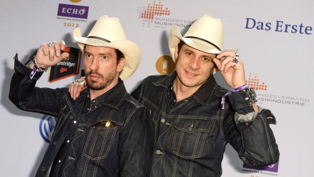 Die Musiker Alec und Sascha von The BossHoss mit Cowboyhüten auf dem roten Teppich.