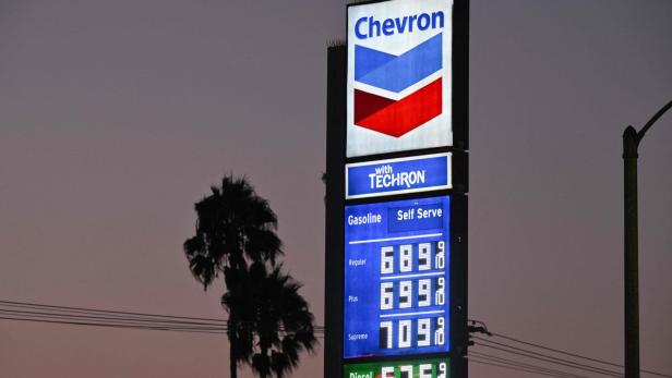 Schild einer Chevron Tankstelle