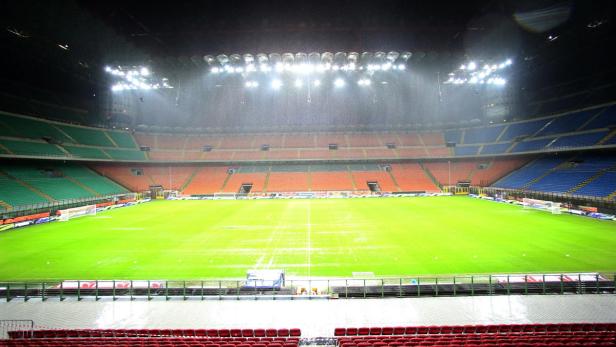 Das leere San Siro Stadion während eines Regenschauers.