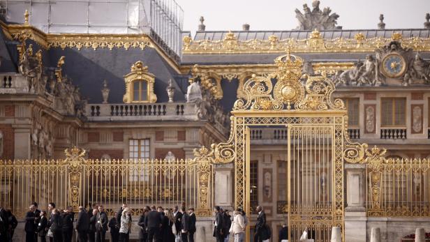 Binnen acht Tagen gingen sieben Mal die goldenen Tore für die Besucher in Versailles zu: Die Bombendrohungen häufen sich.