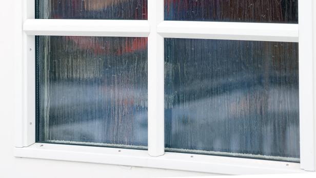 Ein Fenster mit strukturiertem Glas und einem weißen Rahmen.