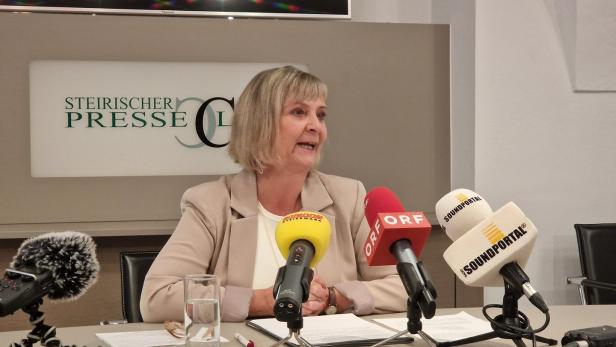 Claudia Klimt-weithaler bei einer Pressekonferenz