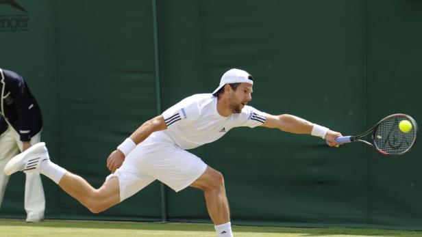 epa03769412 Austria&#039;s Juergen Melzer returns to Jerzy Janowicz of Poland during their fourth round match for the Wimbledon Championships at the All England Lawn Tennis Club, in London, Britain, 01 July 2013. EPA/GERRY PENNY