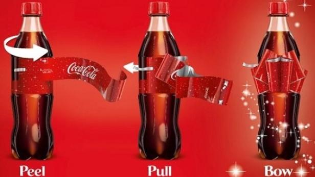 Eine Coca-Cola-Flasche, deren Etikett sich in eine Schleife verwandelt.