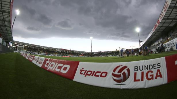 Ein Fußballstadion mit einer „Tipico Bundesliga“-Bande im Vordergrund.