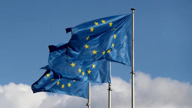 Drei EU-Flaggen wehen