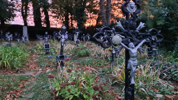Fake Busters auf Geisterjagd am Friedhof der Namenlosen