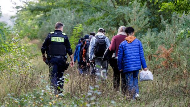 TOPSHOT-GERMANY-POLAND-BORDER-EUROPE-MIGRANTS-POLICE