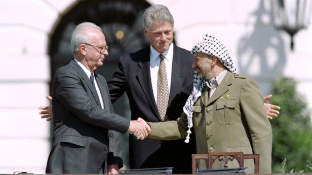 Bill Clinton zwischen PLO-Führer Yasser Arafat und dem israelischen Premierminister Yitzahk Rabin. Bill Clinton zwischen PLO-Führer Yasser Arafat und dem israelischen Premierminister Yitzahk Rabin.