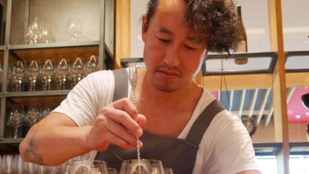 Kan Zuo mixt Cola Rot.