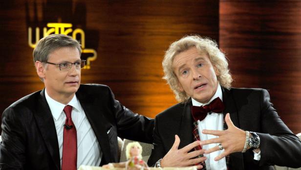 epa03023497 German tv host Thomas Gottschalk (R) chats with German tv host Guenther Jauch (L) during the broadcast of German TV show &#039;Wetten, dass...&#039; (Lit: Wanna bet that..?) in Friedrichshafen, Germany, 03 November 2011. It is the last show for German tv host Thomas Gottschalk who has hosted the TV show since its 40th episode in 1987. &#039;Wetten, dass...&#039; is one of the most succesfull European saturday TV shows. EPA/JOERG KOCH