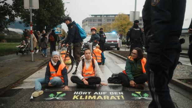 Letze Generation blockiert Zufahrt zu Flughafen Innsbruck