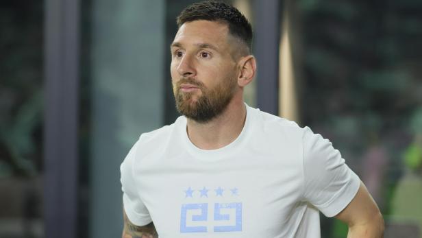 Lionel Messi trägt ein Givenchy-T-Shirt vor einem Spiel von Inter Miami CF.
