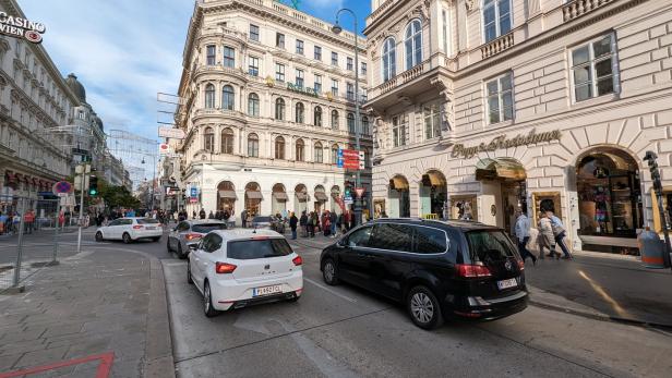 Blick auf die Kärntner Straße in Wien mit dem Geschäft Popp & Kretzschmer und einem Rolex-Gebäude.