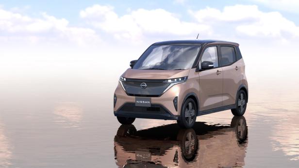 Ein rosafarbener Nissan Sakura steht auf einer reflektierenden Oberfläche.