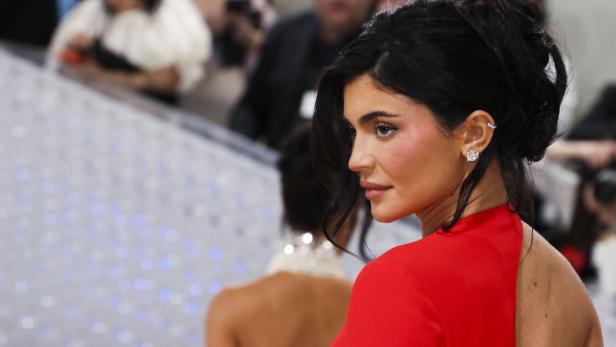 Kylie Jenner in einem roten Kleid auf dem roten Teppich.