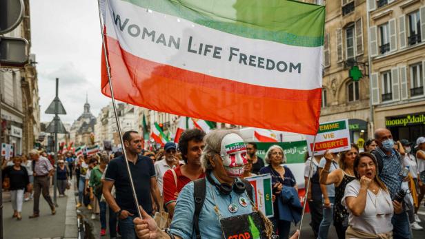 Protestmarsch für Frauenrechte im Iran in Paris, Frankreich