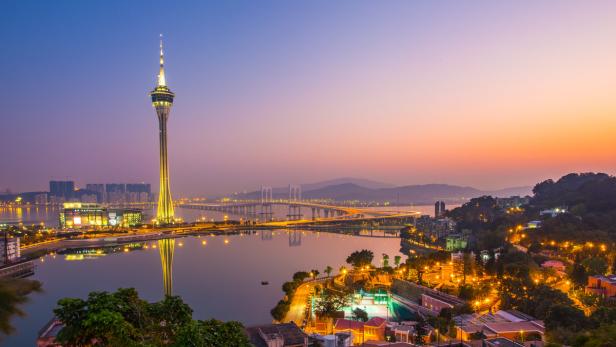 Der Macau Tower und die Skyline der Stadt bei Sonnenuntergang.