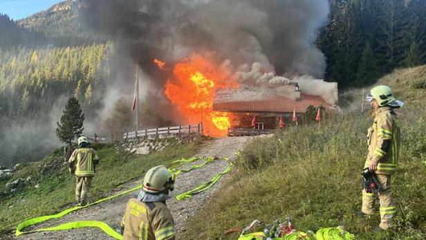 Almhütte am Tiroler Achensee geriet in Vollbrand