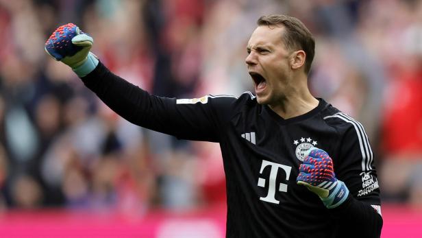 Bayern-Goalie Neuer jubelt