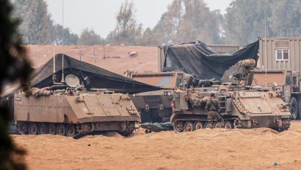 Israelische Streitkräfte mit Panzern an der Grenze zum Gazastreifen