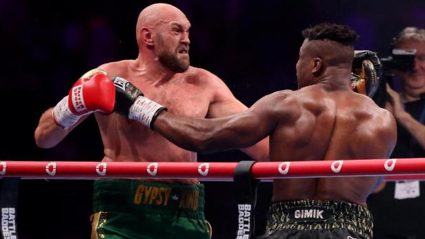 Tyson Fury und Francis Ngannou während eines Boxkampfes.