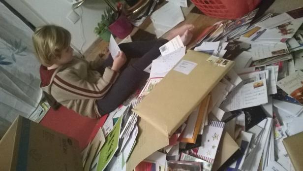Die achtjährige Chantal ist überwältigt von der vielen Post.