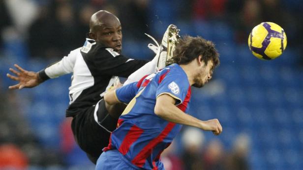 FC Basel&#039;s (FCB) Beg Ferati (R) fights for the ball with FC Aarau&#039;s Patrick Alphonse Bengondo during their Swiss Super League soccer match in Basel February 20, 2010. REUTERS/Michael Buholzer (SWITZERLAND - Tags: SPORT SOCCER)