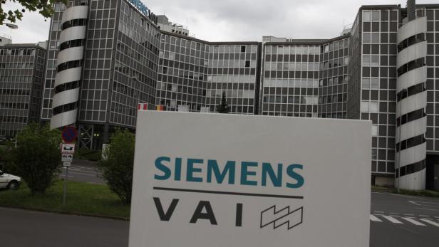 Ein Schild mit der Aufschrift „Siemens VAI“ vor einem Bürogebäude.