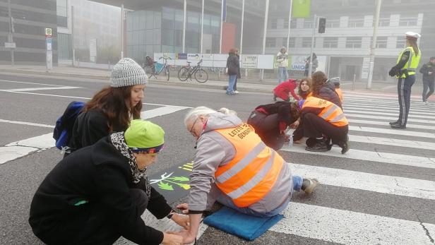 Blockade vor dem Tor zum Landhaus