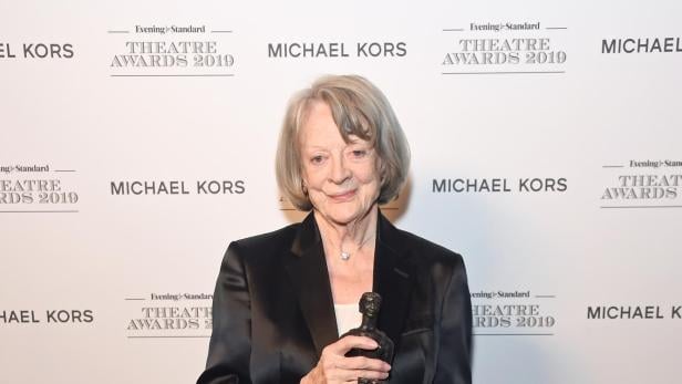 Maggie Smith auf dem roten Teppich mit Award in der Hand.