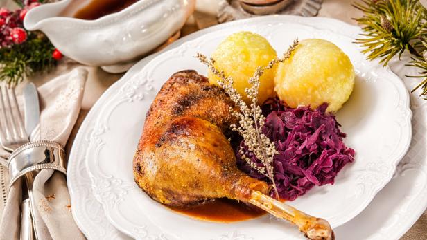 Gansl auf dem Teller mit Klößen.