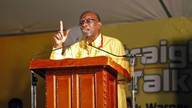 Jack Warner hält eine Rede auf einer Veranstaltung.