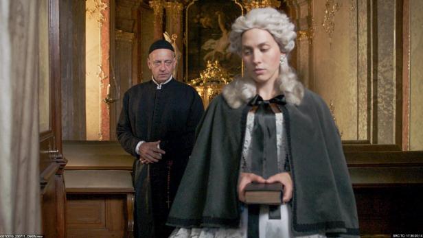 Maria Theresia (Fanny Krausz) und ihr Beichtvater Ignaz Kampmüller (Paul Matic) in der "Universum History"-Produktion "Maria Theresias dunkle Seite"
