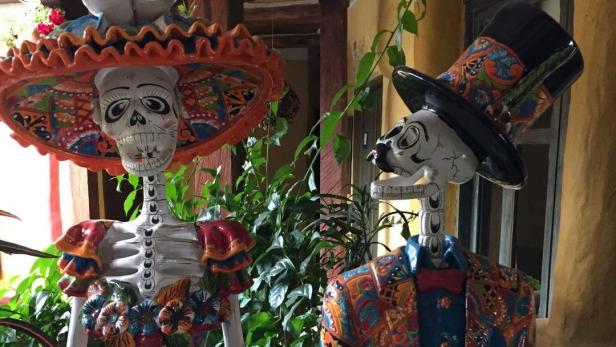 zwei bunt bemalte Skelette in Mexiko
