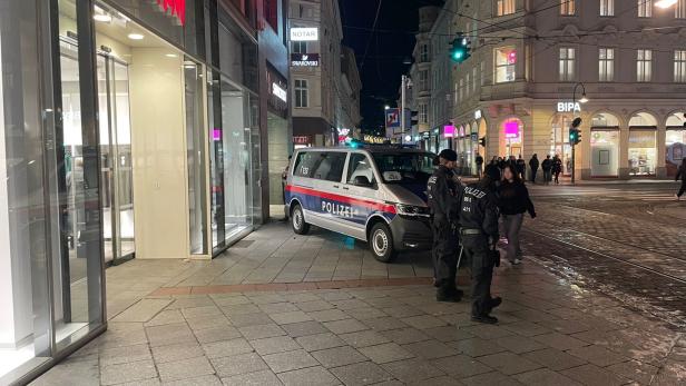 Ruhe am Linzer Taubenmarkt: Nur Polizeipräsenz verrät gegen 18 Uhr, dass Halloween-Abend ist