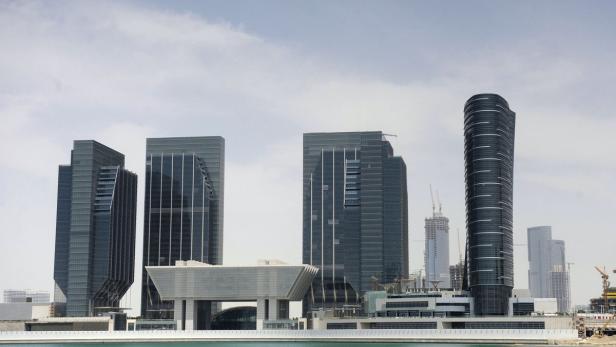 Buildings are seen at Sowwah Square on Marayah Island in Abu Dhabi&#039;s new central business district May 7, 2013. Last week Abu Dhabi outlined plans for a full-service financial zone on the island near Abu Dhabi&#039;s downtown area; the zone will have its own administration, court system and tax incentives to lure banks and other firms from around the world. The announcement caused consternation among thousands of bankers, fund managers and other finance professionals in Dubai, some of whom may in future have to commute along the 130-kilometre (80-mile) highway linking the desert cities - or even move permanently to Abu Dhabi. Picture taken May 7, 2013. REUTERS/Ben Job (UNITED ARAB EMIRATES - Tags: BUSINESS POLITICS)