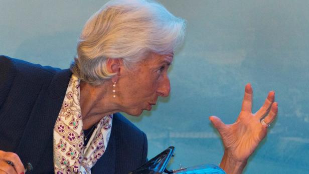 Christine Lagarde gestikuliert während einer Präsentation.