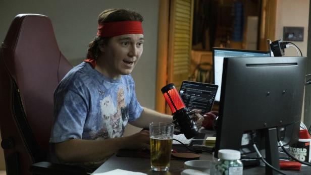 Paul Dano als Finanzanalyst Keith Gill, der als „Roaring Kitty“ seinen Fans auf YouTube Tipps gibt: „Dumb Money“